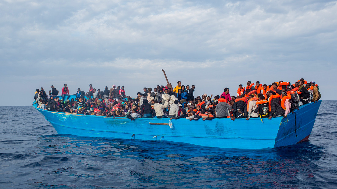 Hallan muerto a un recién nacido en una embarcación de migrantes frente a la isla italiana de Lampedusa