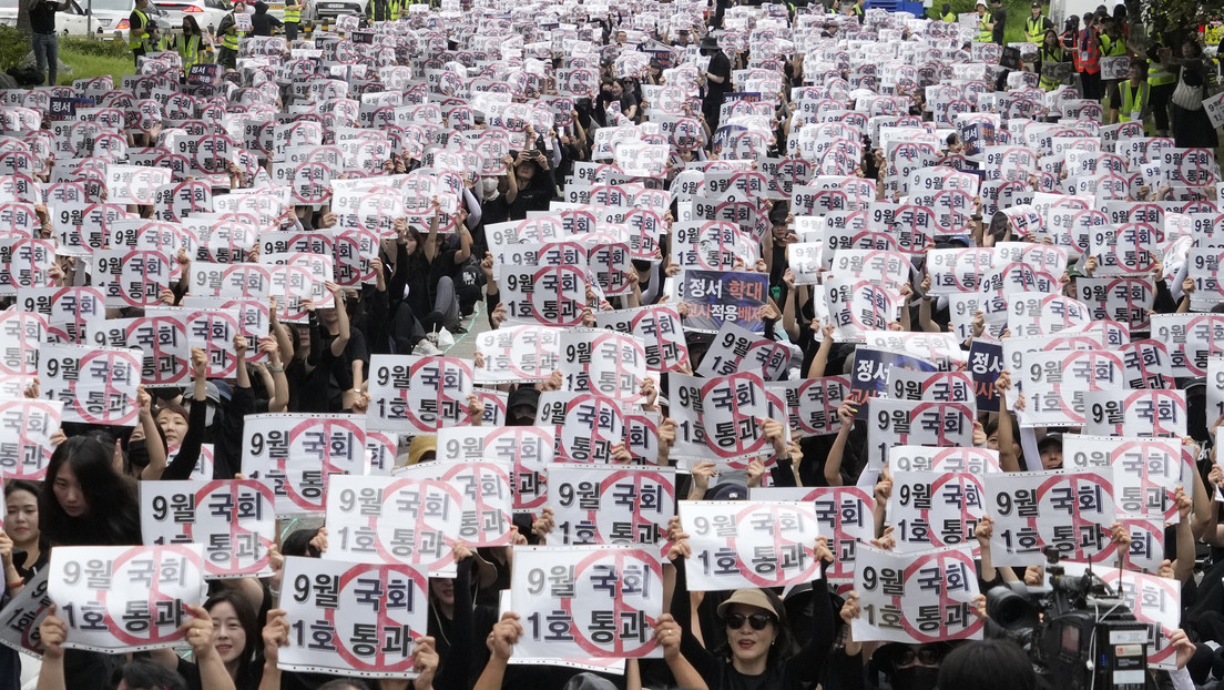 Miles de docentes marchan en Corea del Sur exigiendo protección contra el abuso de los padres