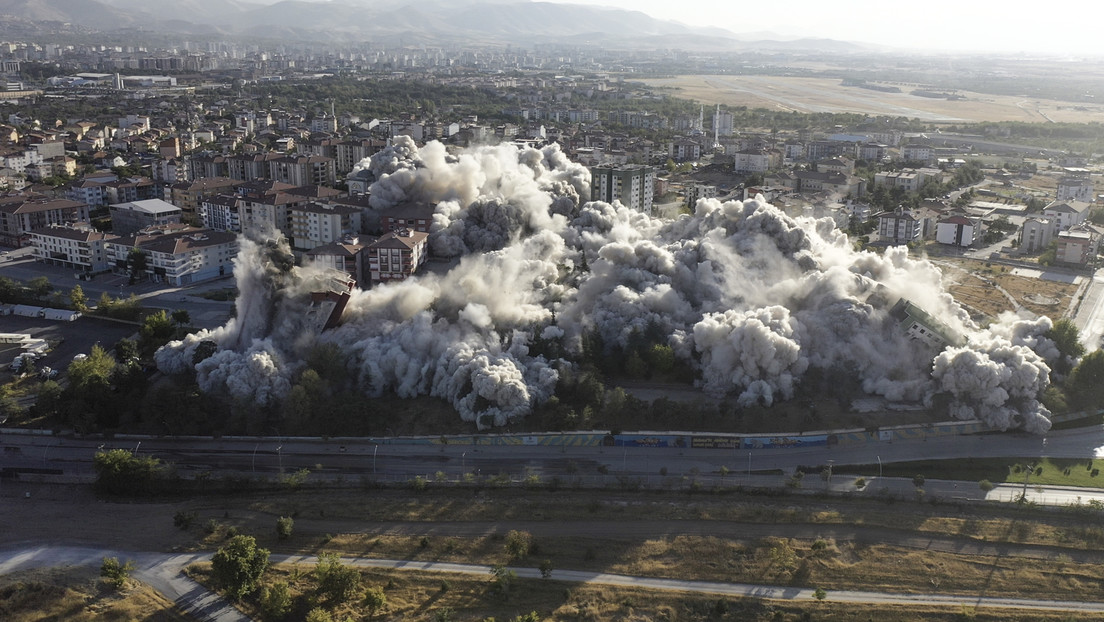 Demuelen simultáneamente 9 edificios dañados por el terremoto en Turquía (VIDEO)
