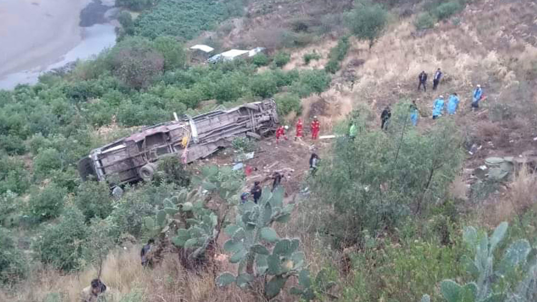 Al menos 25 muertes tras despeñarse un bus por un precipicio en Perú
