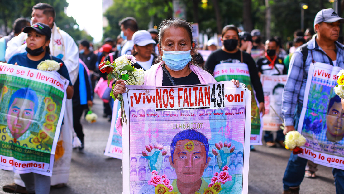 Los 'chats' de Ayotzinapa: López Obrador propone consultar a familiares de víctimas antes de publicarlos