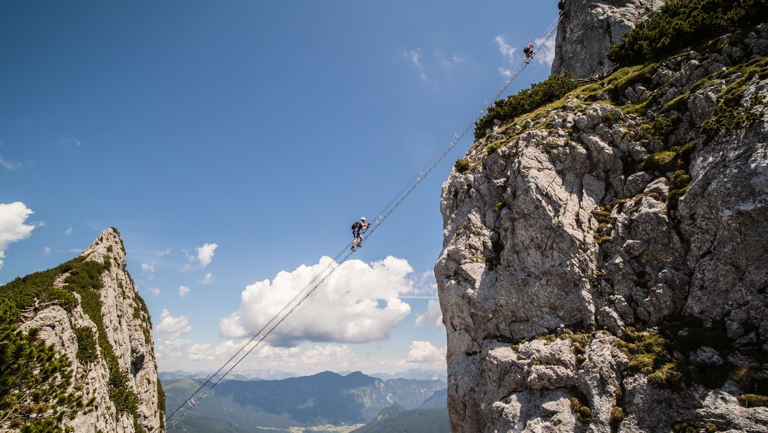 Muere turista al caer más de 90 metros desde una popular escalera colgante en montaña de Austria