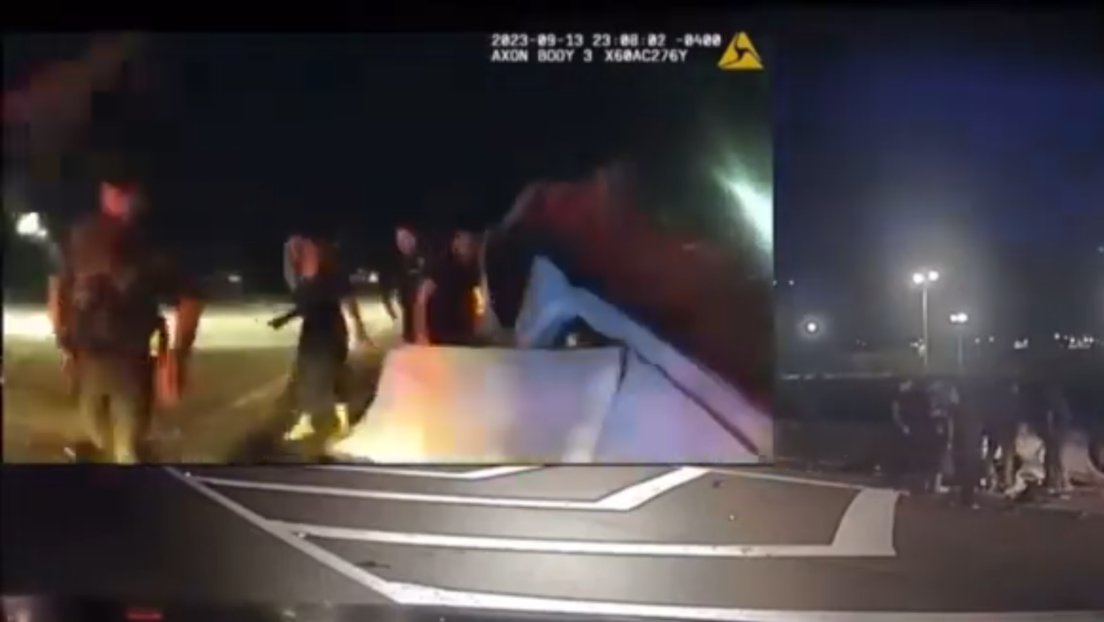 VIDEO: Policías y "buenos samaritanos" rescatan en EE.UU. a un conductor atrapado bajo un auto volcado