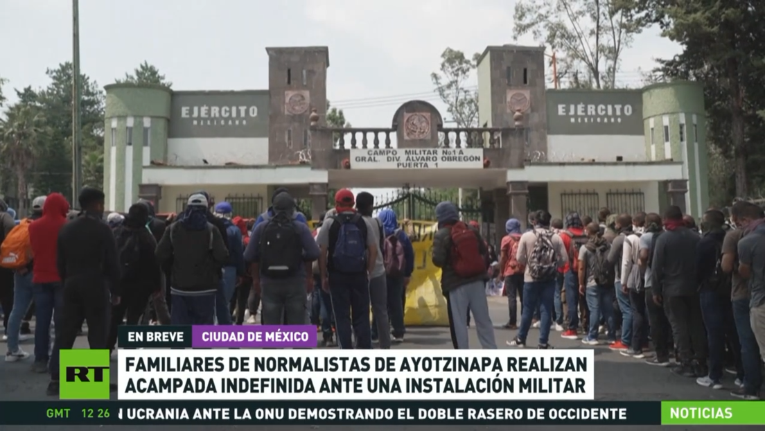 Familiares de los normalistas de Ayotzinapa realizan acampada por tiempo indefinido ante una instalación militar