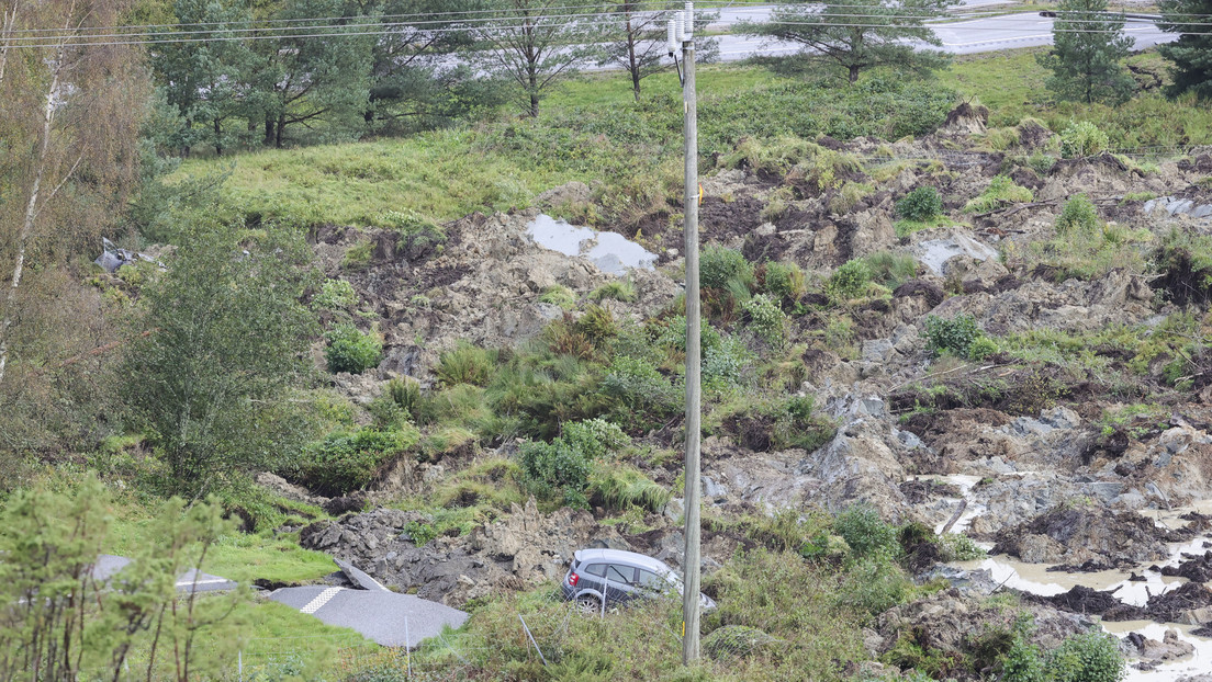 Deslizamiento de tierra en Suecia deja un enorme socavón en una autopista