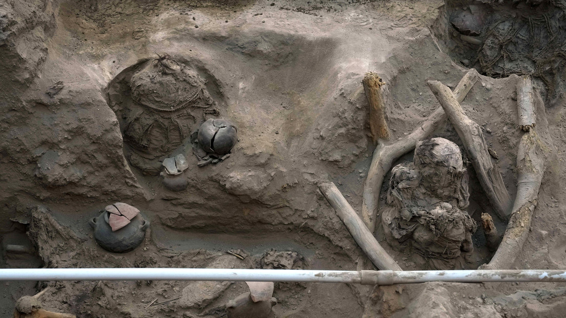 Obreros descubren ocho momias y objetos preincaicos mientras amplían la red de gas en Perú
