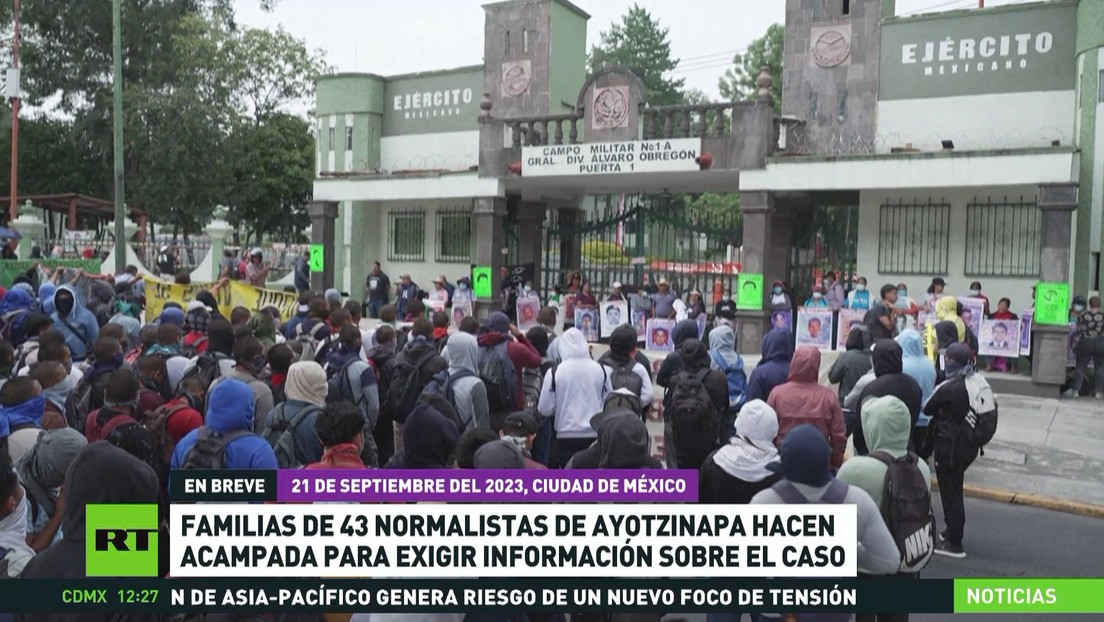Familias de los 43 normalistas de Ayotzinapa hacen una acampada para exigir información sobre el caso