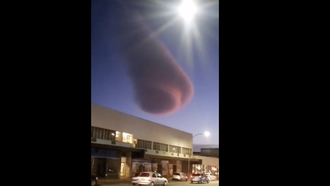 VIDEO: Se forma una rara nube rojiza sobre una ciudad sudafricana