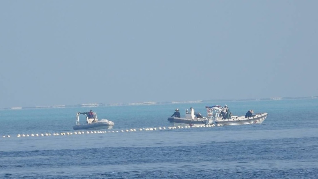 Filipinas denuncia que China colocó "barreras flotantes" en el mar disputado de la China Meridional