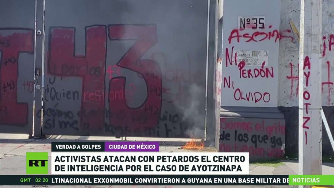 Activistas atacan con petardos el Centro Nacional de Inteligencia de México por el caso Ayotzinapa