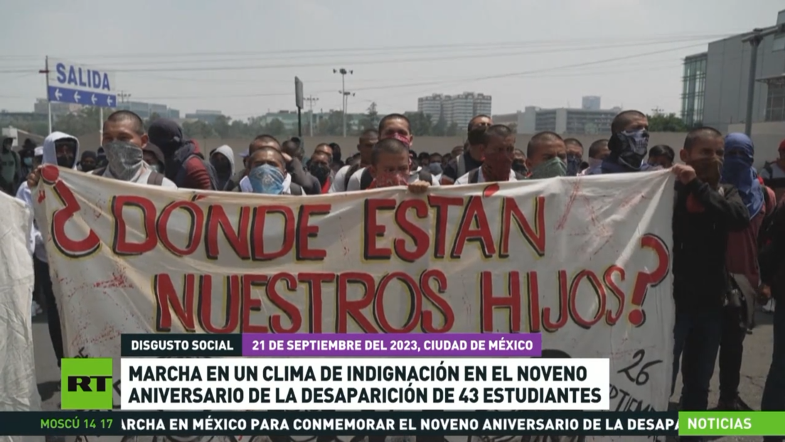 Marchan en México por el 9.º aniversario de la desaparición de los 43 normalistas