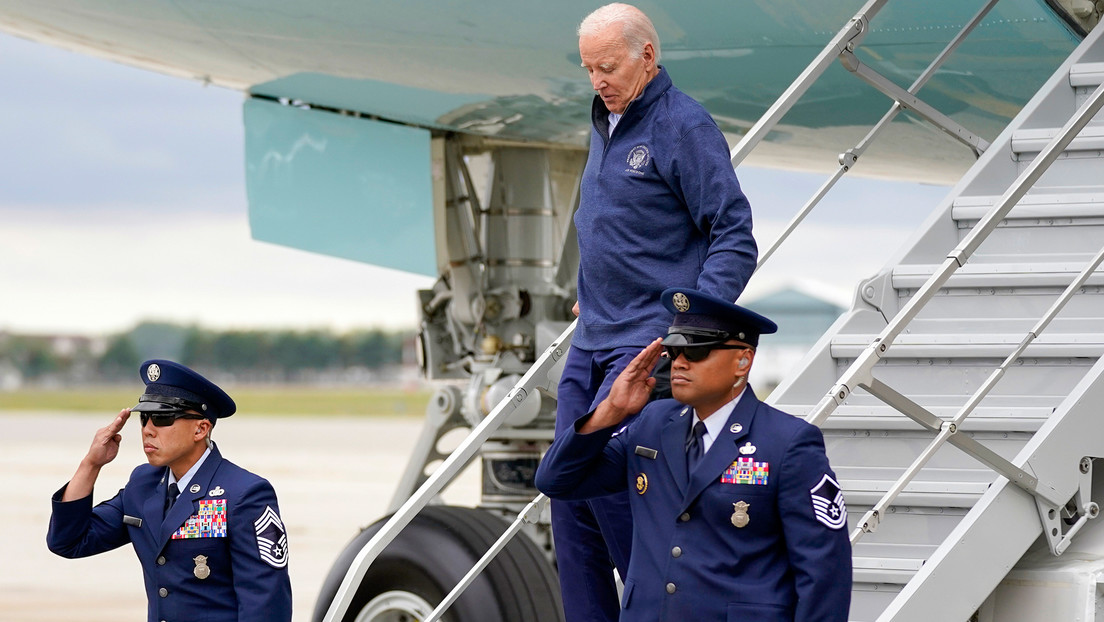 Biden vuelve a tropezar en la escalerilla del avión (VIDEO)