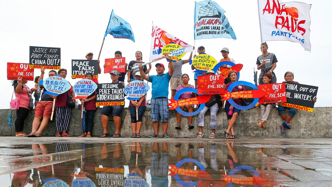 Filipinas insta a sus pescadores a mantener su presencia en un arrecife controlado por China
