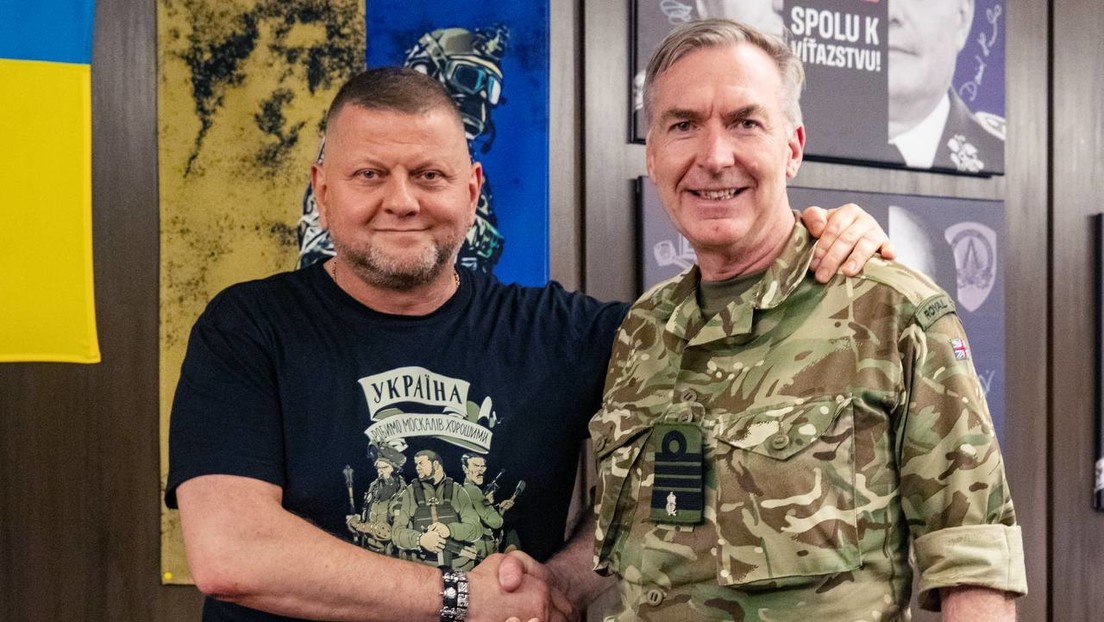 El jefe del Ejército ucraniano posa con una camiseta con un insulto étnico hacia los rusos