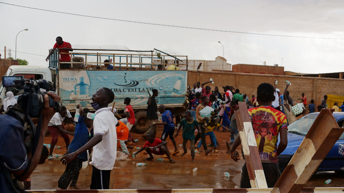 VIDEO: Habitantes de Níger atacan un camión con agua potable destinada a los soldados franceses