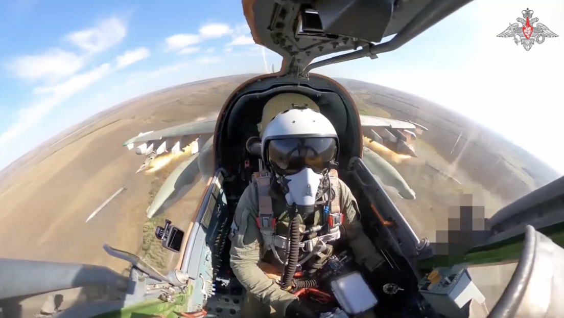 VIDEO: Aviones rusos Su-25 destruyen posiciones camufladas de las fuerzas ucranianas