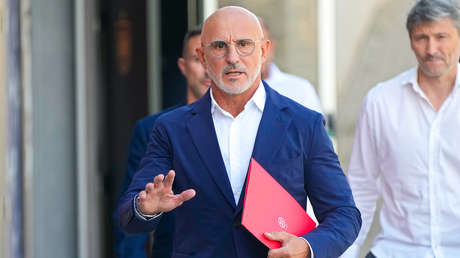 El entrenador de fútbol de España pide perdón por sus aplausos a Rubiales, pero rechaza dimitir