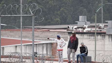 Liberan a 44 uniformados que estaban retenidos en una cárcel al sur de Ecuador