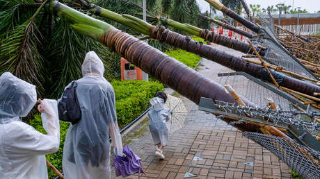 Uno de los más fuertes desde 1949: el tifón Saola arrasa el sur de China (VIDEOS)