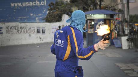 "170 bombas molotov en 20 minutos": Carabineros de Chile reporta incidentes en liceos de Santiago