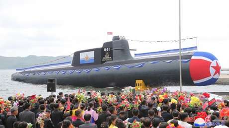 Corea del Norte presenta su primer submarino equipado con armas nucleares tácticas (FOTOS)