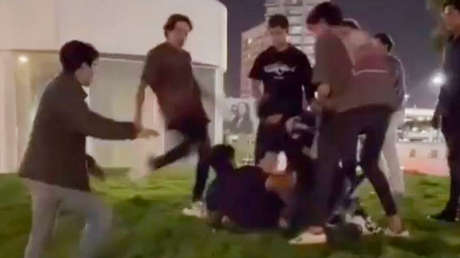 "Te voy a reventar la botella": Ocho hombres le propinan una brutal paliza a un joven en México (VIDEO)