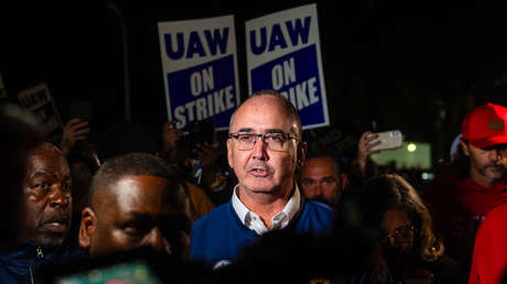 Miles de trabajadores del sector automotriz lanzan histórica huelga en EE.UU.