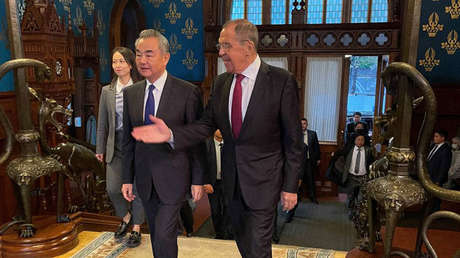 Wang Yi a Lavrov: "Estamos dispuestos a velar junto con Rusia por la formación de un mundo multipolar y un orden mundial más justo"