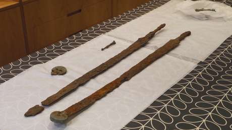Un aficionado de tesoros británicos encuentra dos antiguas espadas romanas