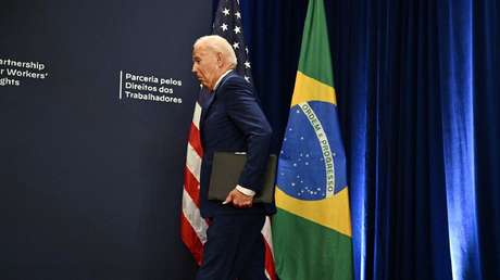 VIDEO: Biden casi hace caer la bandera brasileña cuando iba a hablar junto a Lula da Silva
