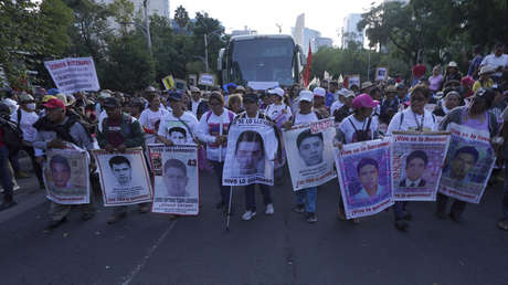 Miles de personas marchan en Ciudad de México a 9 años de la desaparición de los 43 de Ayotzinapa