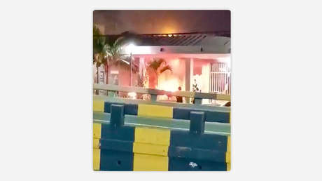 Atacan con explosivos y provocan incendio en un restaurante bajo amenaza en Ecuador