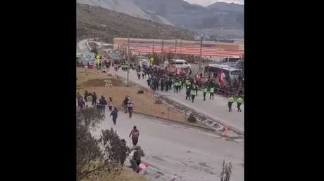 Al menos tres personas heridas en paro contra minera en Perú que fue reprimida por la Policía