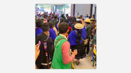 "Vicky Dávila, deje de mentir al pueblo": indígenas irrumpen en la sede del medio Semana en Colombia