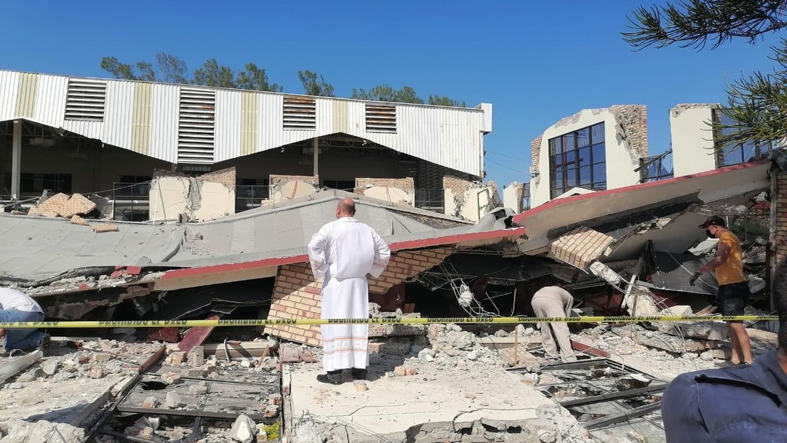 VIDEO: Colapsa el techo de una iglesia en México, dejando varios muertos y decenas de heridos