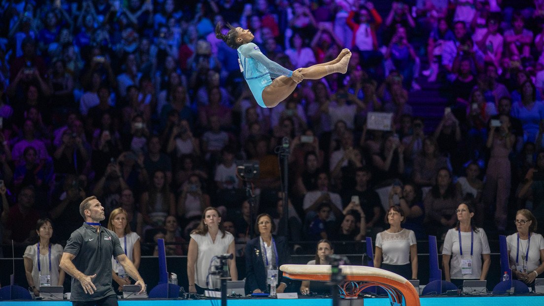 VIDEO: Simone Biles se convierte en la primera mujer en realizar un peligroso salto nunca antes visto en un campeonato mundial