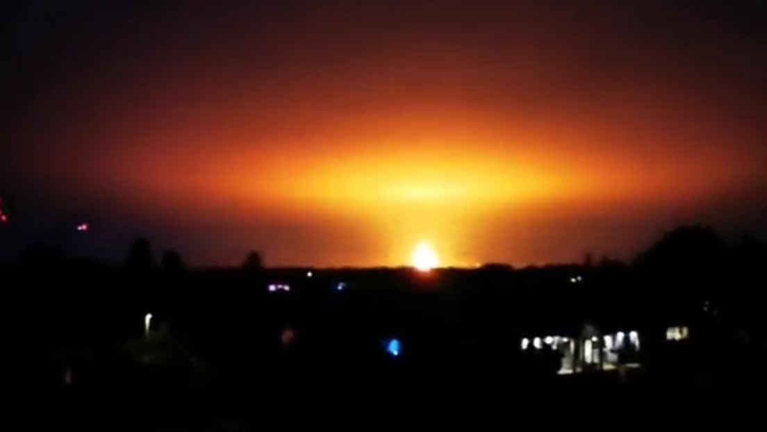 Una enorme bola de fuego ilumina el cielo tras una explosión en el Reino Unido (VIDEO)