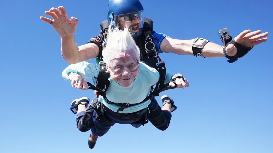 Anciana de 104 años salta en paracaídas para alcanzar un récord Guinness