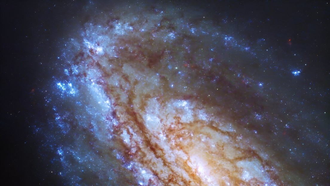 El Hubble capta una maravillosa galaxia espiral intermedia a 55 millones de años luz de la Tierra