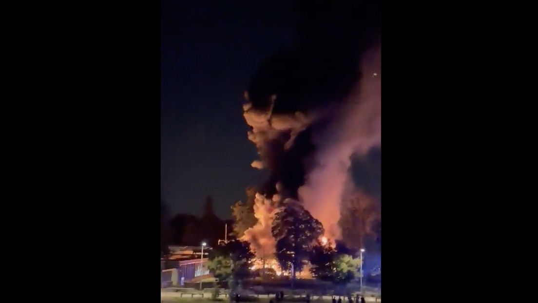 Grave incendio en una histórica escuela de comercio de París (VIDEO)
