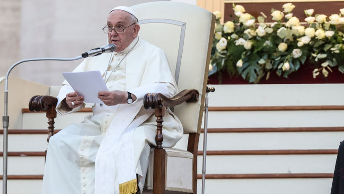 El papa Francisco advierte que el mundo se está "desmoronando"