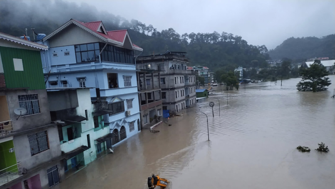 Cinco muertos y 23 militares desaparecidos tras inundaciones en la India (VIDEO)