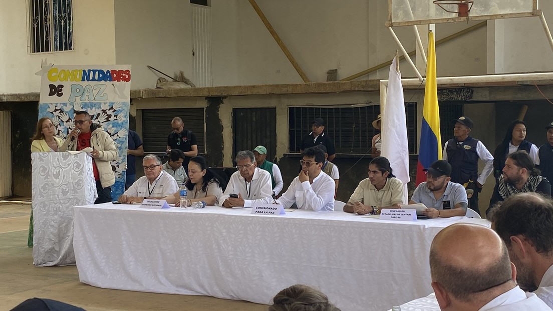 El Gobierno de Colombia y la mayor disidencia de las FARC acuerdan un cese al fuego para iniciar la mesa del diálogo
