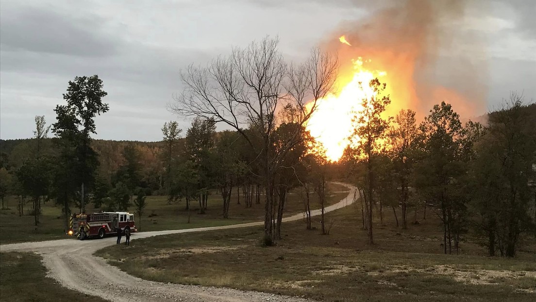 VIDEO: Fuerte explosión de una tubería de gas provoca un incendio en EE.UU.