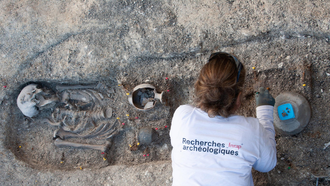 FOTOS: Abren un sarcófago sellado con ocho grapas de hierro y oculto bajo una enorme tapa de piedra de 770 kilos