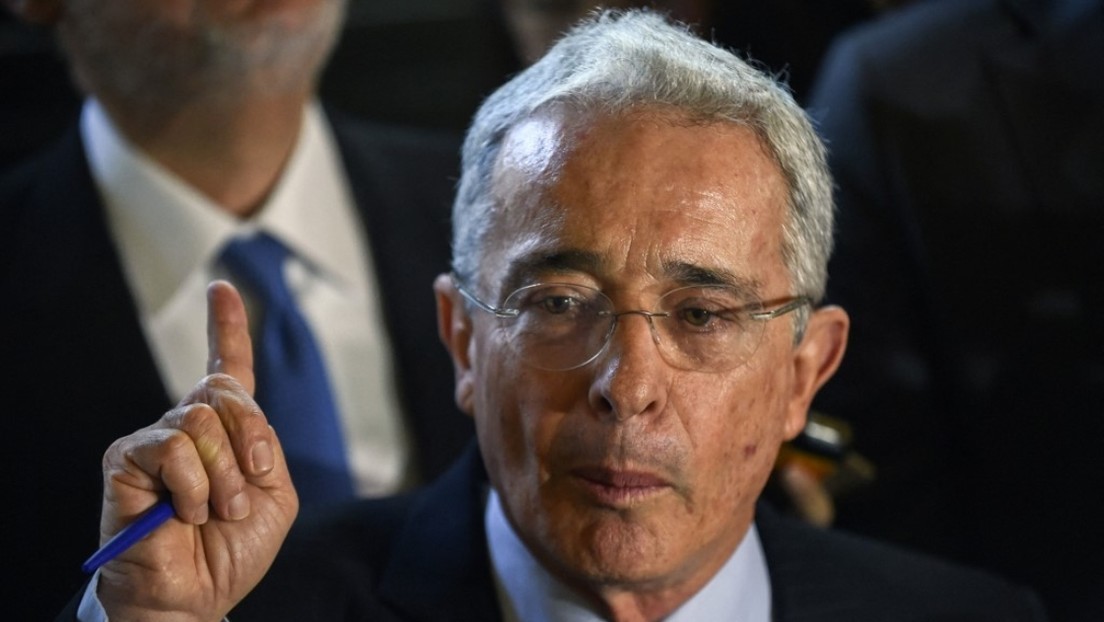La Justicia de Colombia plantea a la Fiscalía que hay razones para que Álvaro Uribe vaya a juicio