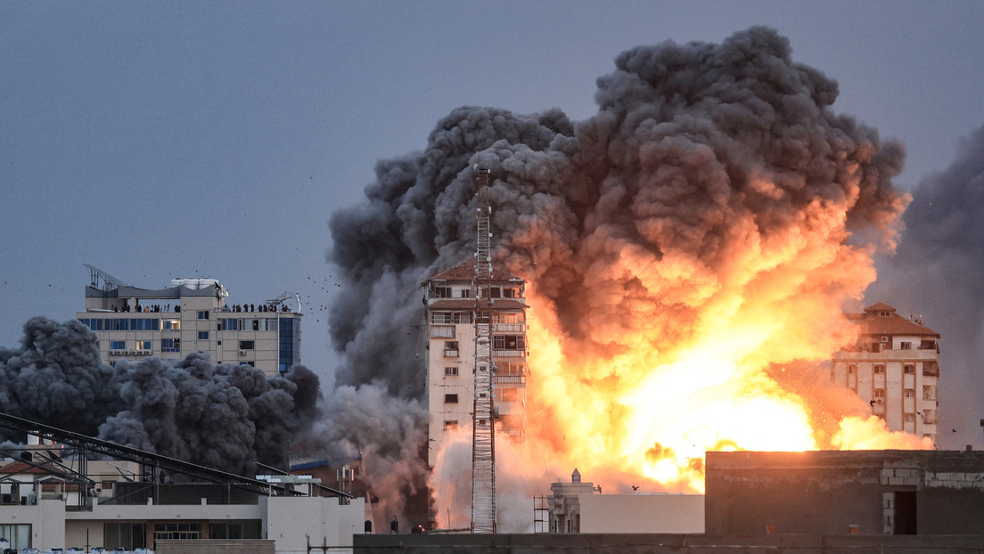 VIDEO: Ataque israelí contra Gaza alcanza un edificio a espaldas de una periodista en plena emisión en directo