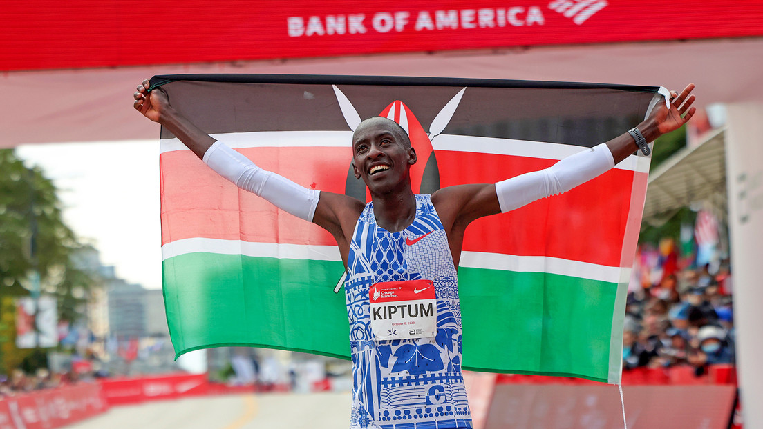 El atleta keniano Kelvin Kiptum bate el récord mundial de maratón en Chicago