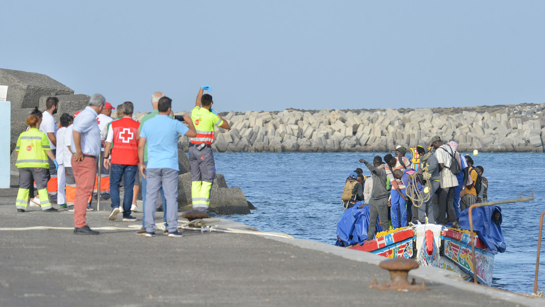 La llegada récord de 2.300 migrantes en una semana impacta la vida en la isla española de El Hierro