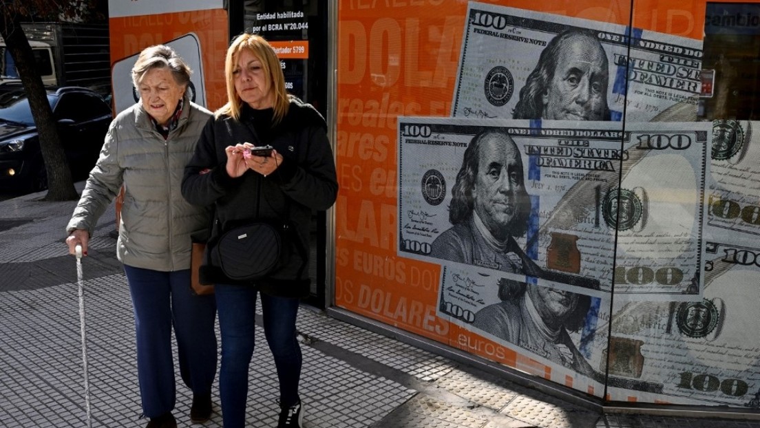 El dólar paralelo en Argentina alcanza un nuevo pico máximo de cotización tras el debate presidencial